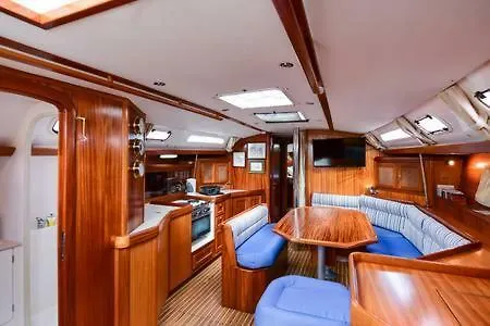 Botel Luxury Yacht In Old Town *